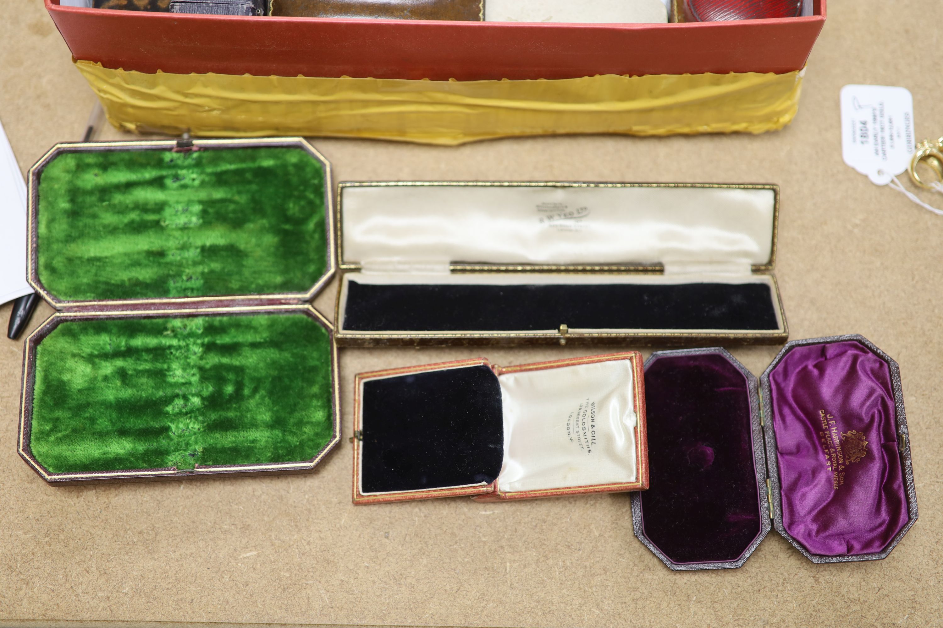 A mixed quantity of assorted jewellery boxes.